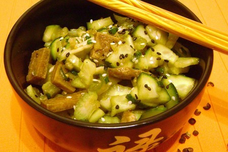Фото к рецепту: Легкий салатик из огурцов с овощами и жареным тофу.
