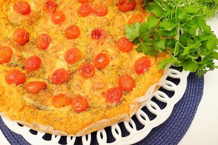 Фото к рецепту: Пирог с сыром и томатами черри из пшенной каши