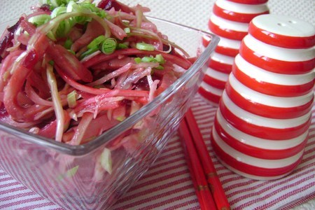 Салат из  свежей капусты с добавками «розовая пантера».