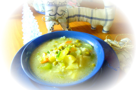 Фото к рецепту: Зимний,витаминный супчик с рисом ,сельдереем и брынзой.