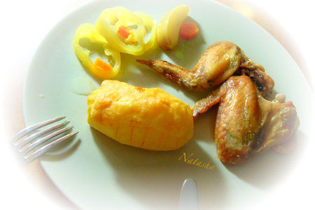 Фото к рецепту: Печённые крылья с картофелем под сыром.