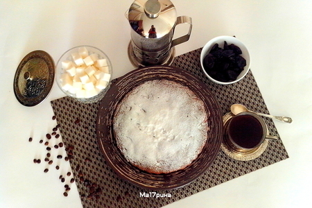 Фото к рецепту: Кофейный пирог с черносливом