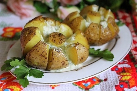 Печеный картофель с селедочным соусом