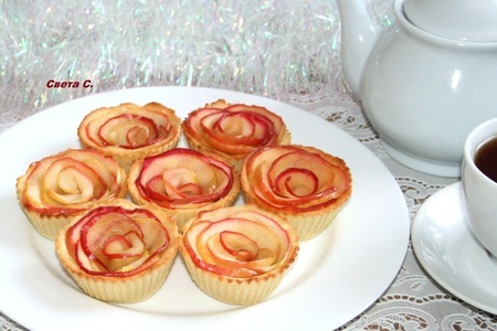 Песочные тарталетки с карамелизированными яблоками "розы"