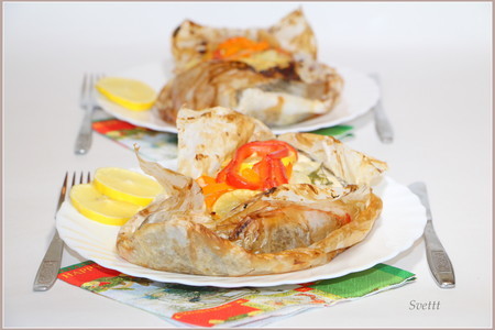 Фото к рецепту: Ароматная рыба, запеченная с овощами в пергаменте