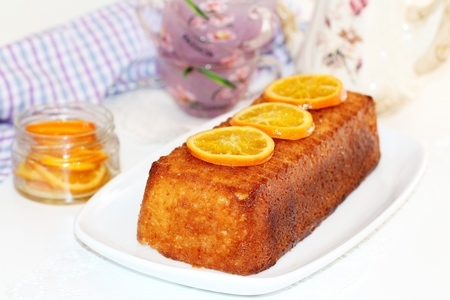 Фото к рецепту: Сливочный кекс с кандированными апельсиновыми дольками.