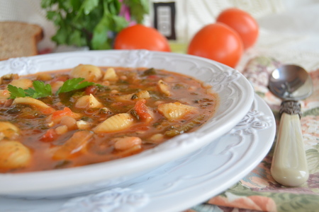 Густой томатный суп с фасолью, шпинатом и пастой "итальянская фантазия"