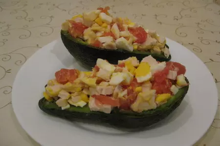 Авокадо с курицей, яйцом и грейпфрутом.
