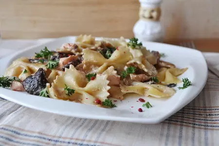 Фарфалле с лососем и грибами