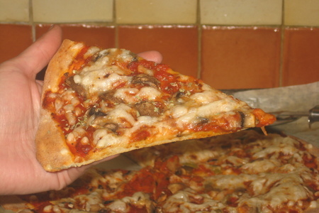 Фото к рецепту: Быстрая пицца на бездрожжевом тесте.