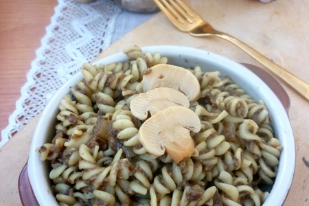Фото к рецепту: Fusilli  с соусом из двух видов грибов