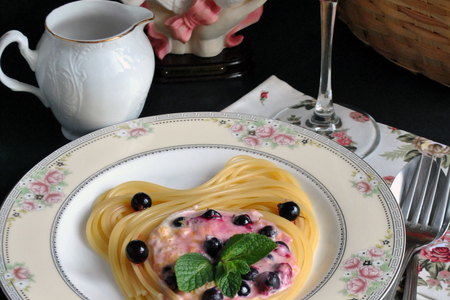 Фото к рецепту: Спагетти “te adoro”  в сливочно-карамельном крем-соусе с апельсинами и ягодами
