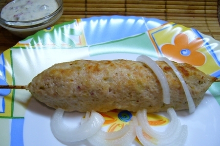 Фото к рецепту: Быстрый «люля-кебаб» с соусом дзадзики и маринованным луком