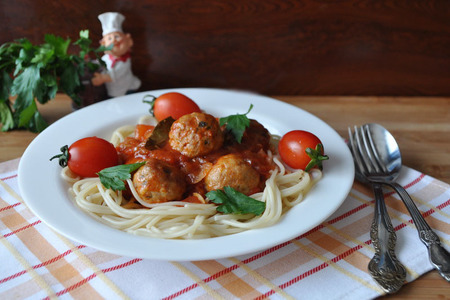 Фото к рецепту: Спагетти с польпетте  (фрикадельками по-сицилийски в остро-кисло-сладком соусе)