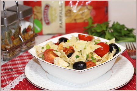 Фото к рецепту: Теплый салат с пастой farfalle, курицей и овощами