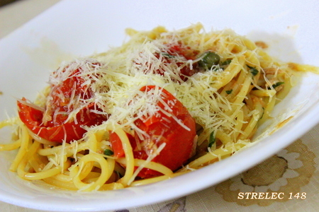 Фото к рецепту: Спагетти с тунцом и теплыми томатами черри.
