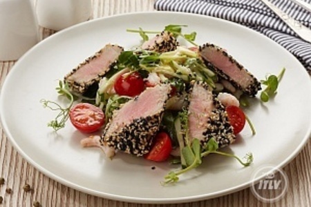 Фото к рецепту: Горячий салат с тунцом в кунжутной корочке
