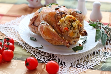 Фото к рецепту: Курица фаршированная пшеном и запеченная с шалфеем .
