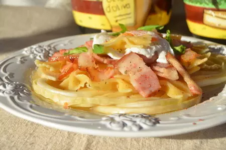 Теплый салат "а ля карбонара" с фарфалле и квашеной капустой