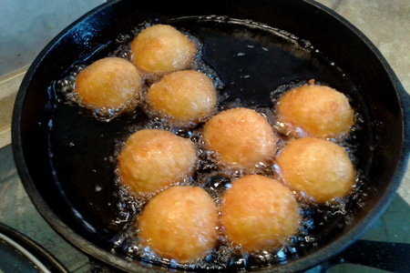 Фото к рецепту: Простейшие сырные шарики на завтрак