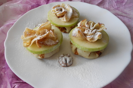 Фото к рецепту: Блинные мешочки с изюмом, яблоками и орехами