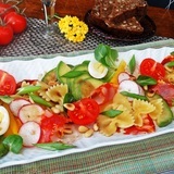 Салат с фарфалле, чоризо и свежими овощами