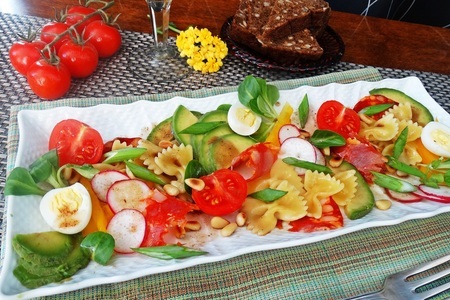 Фото к рецепту: Салат с фарфалле, чоризо и свежими овощами