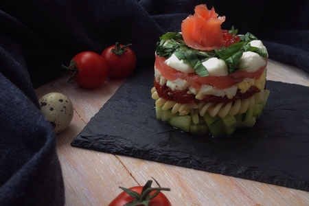 Слоеный салат с fusilli borges с семгой, перепелиными яйцами и вялеными томатами