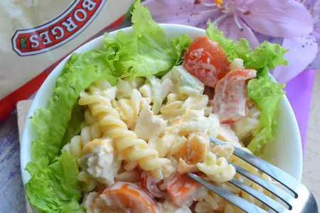 Салат с пастой, хурмой и зеленой редькой