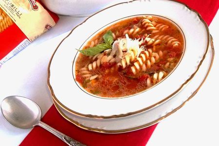  томатный суп с пастой fusilli,базиликом,пармезаном и трюфельным маслом