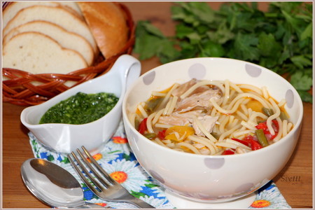 Средиземноморский суп с кроликом, овощами и spaghetti 