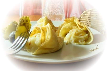 Фото к рецепту: Блины закусочные на майонезе с картошкой и жареным луком.