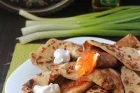 Блины с отрубями, брынзой и зеленым луком