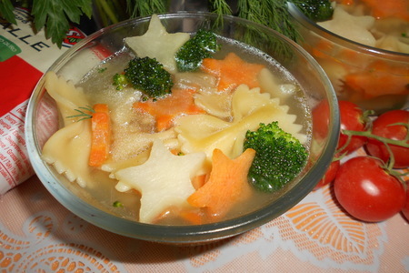 Фото к рецепту: Легкий овощной суп "звездочки и бантики" с фарфалле borges