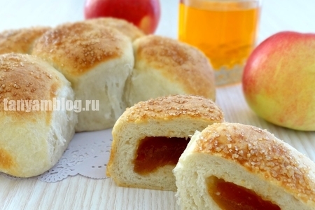 Фото к рецепту: Постные булочки с яблочным повидлом