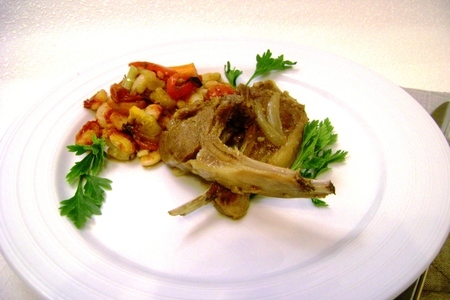 Фото к рецепту: Бараньи ребрышки с овощами и запеченной фасолью.