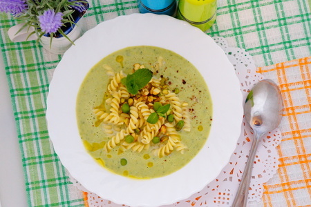 Фото к рецепту: Суп из горошка с пастой и фисташками