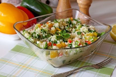 Салат из кускуса с овощами и мятой 