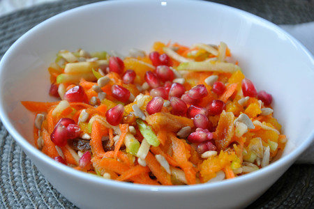 Витаминный салат с тыквой и морковкой.