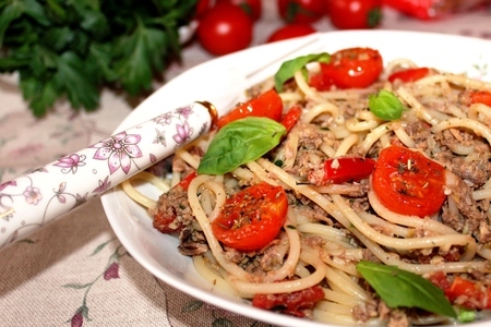 Спагетти с ореховым тапенадом, черри, вялеными помидорами и тунцом