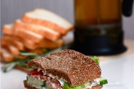 Фото к рецепту: Сэндвич с тунцом 