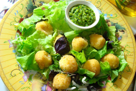 Сырные шарики из моцареллы с зелёным салатом и соусом песто.