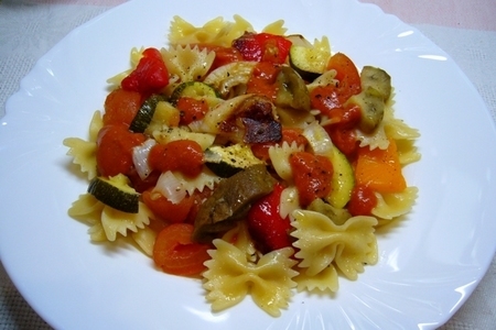 Фото к рецепту: Теплый салат с фарфале и запеченными овощами