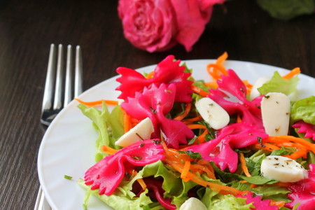 Фото к рецепту: Салат с пастой фарфалле с овощами и сыром