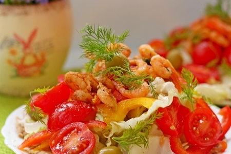 Фото к рецепту: Легкий салат с креветками и микс салатом .