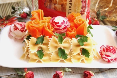 Фото к рецепту: Салат с крабовыми палочками и фарфалле "праздничный"
