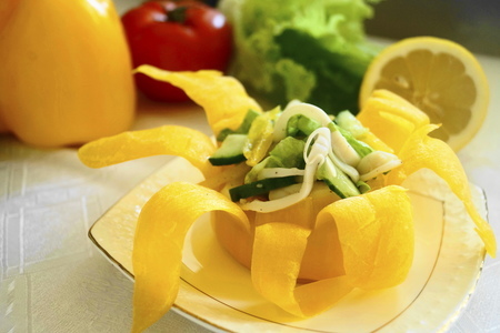 Фото к рецепту: Салат с кальмарами в корзиночках из перца "солнечное настроение"