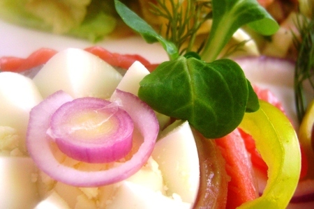Салат с малосольной кетой и овощами «радостный».