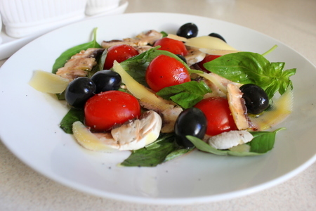 Фото к рецепту: Пикантный салат с помидорами и шампиньонами