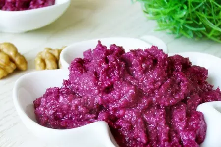 Свекольное песто из маринованной свеклы